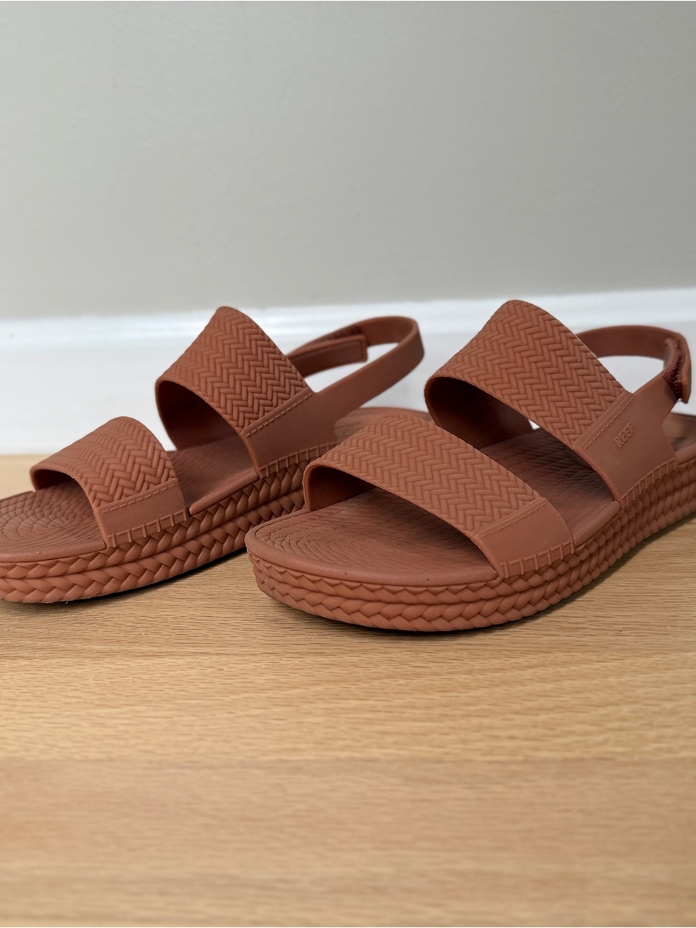 REEF platform chestnut brown waterproof strappy sandals size 7